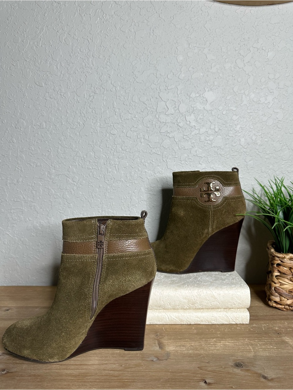 Tory Burch olive green suede wood wedge ankle boot with gold TT accent. Size 8.5 - Picture 7 of 15